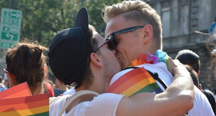 Többezres csók flashmobbal kezdődik az idei Budapest Pride ...